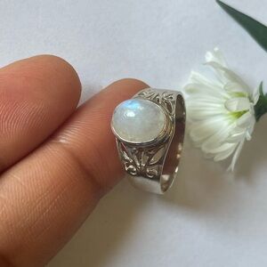 Elegant Silver Moonstone Ring in 925 Sterling Silver size us:8
